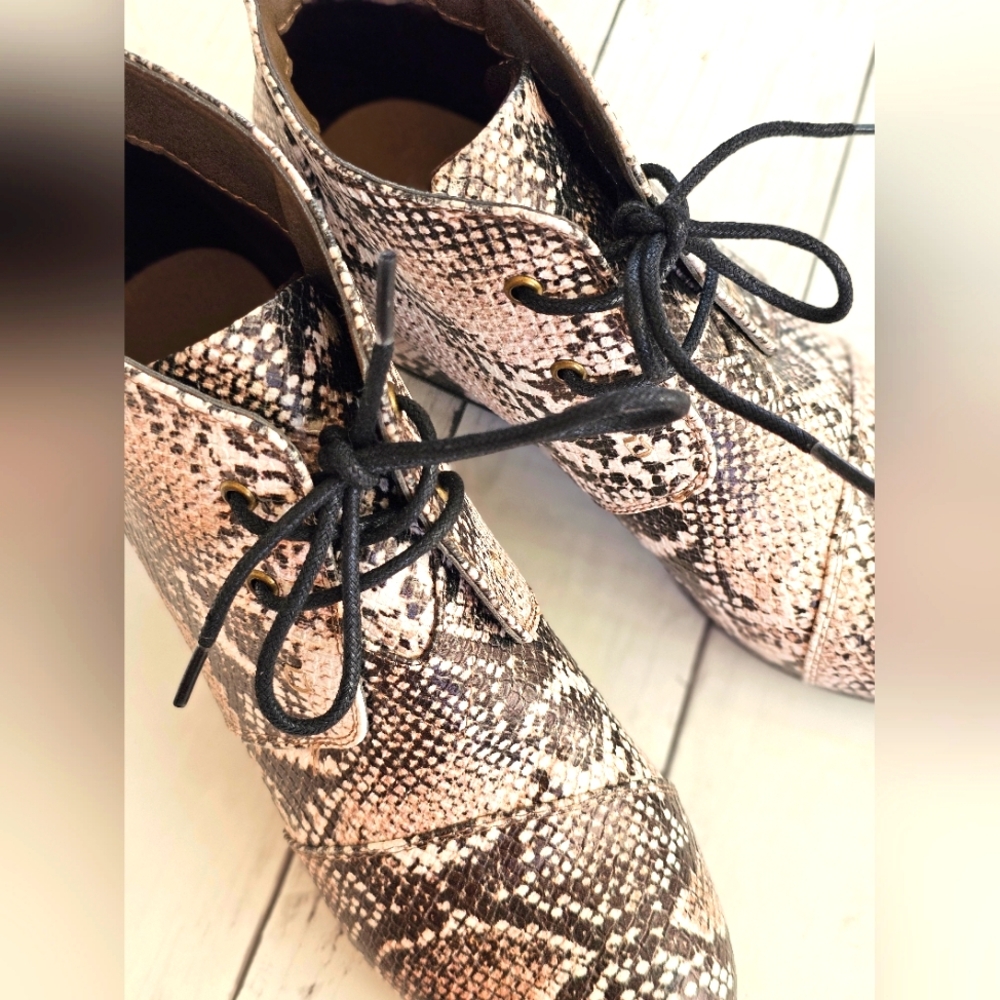 Pierre Dumas Faux Leather Snakeprint Wedge Lace up Sneakers Cream & Black - Picture 9 of 10